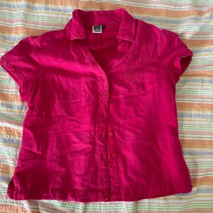 Rosa kortärmad blus från Isolde - Säljer en snygg rosa blus från Isolde i storlek 40 (dam L). Blusen har korta ärmar och knappar framtill. Perfekt för sommaren eller en festlig tillställning. Materialet känns som bomull och den har en klassisk krage. Passar bra till både jeans och kjol!