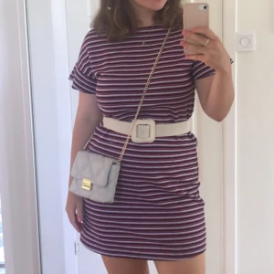 Randig klänning - Klänning i storlek 38, superskön. Använd men inga anmärkningar 🌻