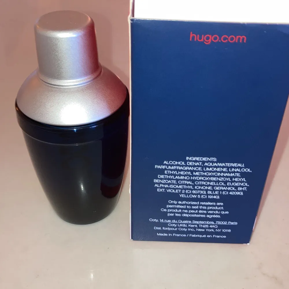 Säljer en flaska Hugo Dark Blue Eau de Toilette. Parfymen är nästan oanvänd och har en stilren design. Parfymen kommer i en snygg förpackning. Perfekt för dig som vill lukta fräsch citron och aqua.Köp direkt eller ge prisförslag💙. Parfym.