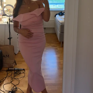 Klänning  - Enkel fin rosa klänning i storlek 34, använd 1 gång så den är helt ny och i bra skick!