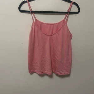 Linne med justerbara axelband  - Helt ny och oanvänd linne från shein. Jag fick ingen användning för den men den går att styla på flera sätt eller ha på sig den som den är. Nyskick❤️