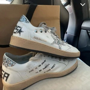 Golden gooes  - Säljer mina helt oanvända Golden goose. Köpte dem i Milano denna sommaren, modellen är lite ”sliten” därav ser det ut som skador men det är det inte. Box tillkommer, kan sänka priset om önskat, köpta för 8000kr 