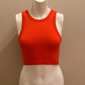 Rött, kroppat linne med ribbad material  - Bra skick