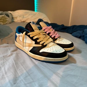 Air jordan 1 low travis scott fragment - Hej, skorna är i top skick och bara använda 2 ggr( kolla på andra bilden ). Skorna är i storlek 44 men passar även bra för 45💯. Allt OG följer med, kartong, extra snören och plastfodralet till skorna( se allt på bild 3 ) Priset säger😅svarar på frågor