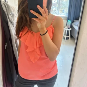 Volang topp - ❗️Lånade bilder❗️ Säljer denna topp som jag köpte här på Plick då den inte kommit till någon användning. Den är jättefin till vardags men även festligare tillfällen! Hör av er vid frågor💗