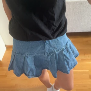 Jeans kjol - Säljer denna jeans kjol som jag köpt second hand🥰super fint skick aldrig använd! Vet inte vilket märke eftersom att lappen är klippt💗💗ja bär stolek xs/s o sitter perfekt!