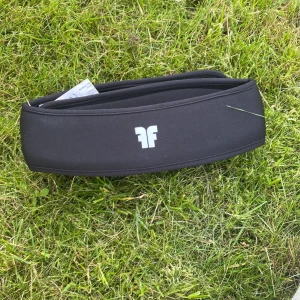  Pannband -  Konståknings spännband an använt tio gånger minst funkar för när man kommer till en ny nivå av konståkning då man inte behöver hjälp är hård och skyddar ganska bra