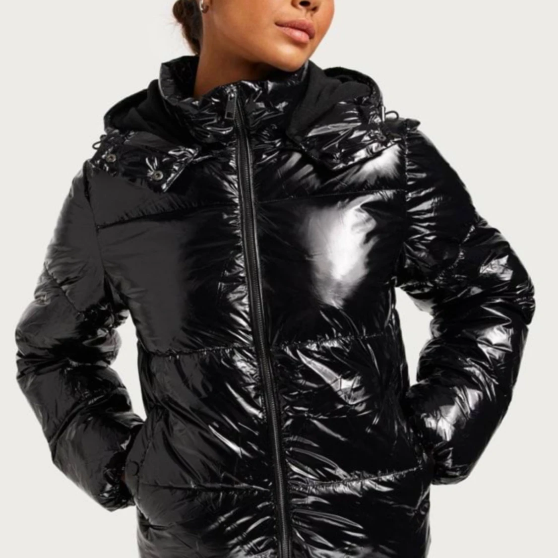 Svart glansig jacka från nelly💕