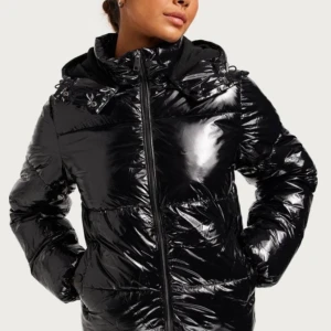 Svart glansig jacka från nelly💕 - Säljer min svarta glansiga pufferjacka från nelly i storlek XS. Jackan har en dragkedja framtill och en mysig huva. Perfekt för kalla vinterdagar! Den är i nyskick då jag köpte den och ej använt den så mycket . Nypris 800kr. Skriv för fler bilder💕