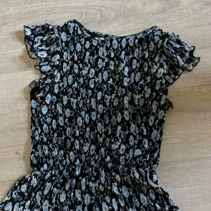 Flower shirt - En fin tröja med blommor på. Den har inga hål eller fläckar men säljer den då den inte är Min stil längre. 