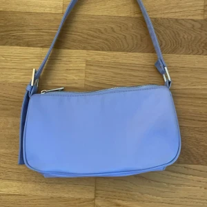 Lila väska  - Liten väska från bik bok