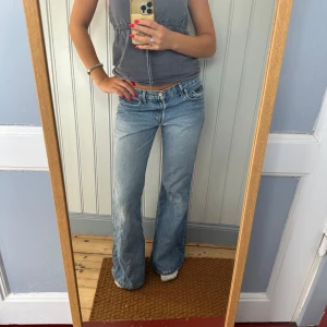 Lågmidjade bootcut jeans - Jag är 168 och har W26/27 och L32, midjemått: 39cm tvärs över innerbenslängd: 102cm