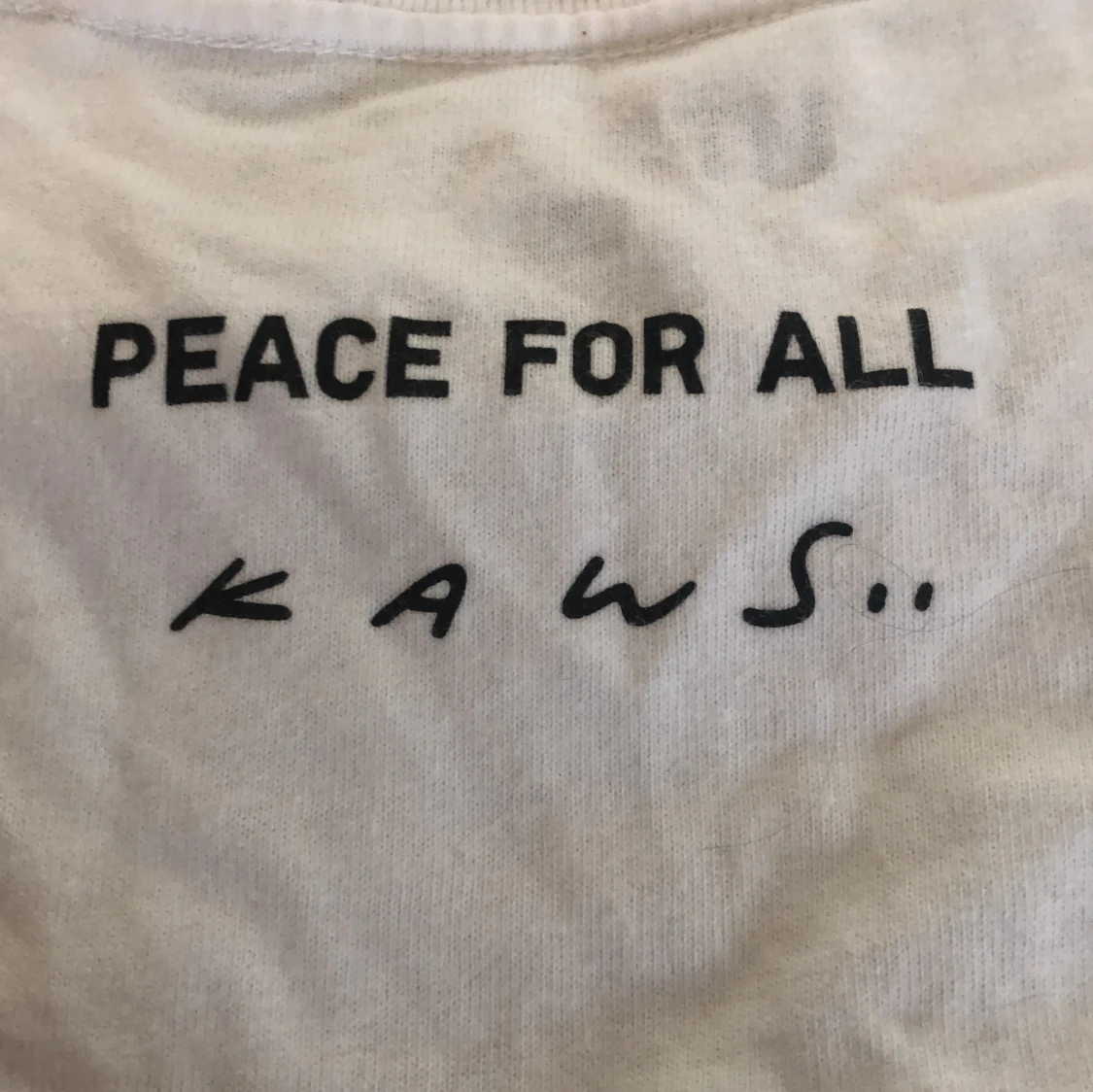 Vit t-shirt med jordmotiv från Uniqlo - 91