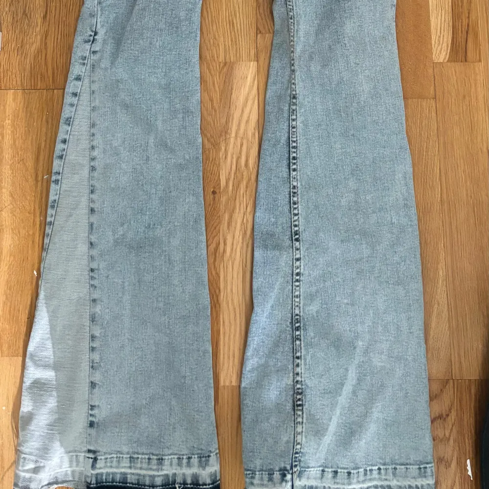 Ett par ljusblåa flarejeans som är nästan helt oanvända. Allt är i bra skick. Priset kan alltid diskuteras 💕. Jeans & Byxor.