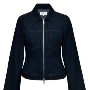 ❤️SÖKER❤️ - Söker en liknande jacka som denna!! Mörkblå, jeansjacka som har smalare passform i midjan. Har sett tidigare på Mango, Molly&My, Secondfemale. Behöver i storlek M/L beroende på passform, öppen för prisförslag!🫶🫶