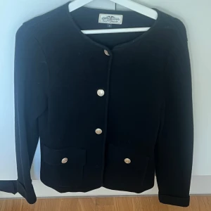 Kofta - Så snygg kofta, passar till vardags men även till finare tillfällen🙌🏽 stl S🩷 i fint skick!