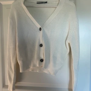 Vit kofta  - Säljer min vita kofta från Lager 157. Den är i väldigt fint skick då jag använt den ett få tal gånger.  