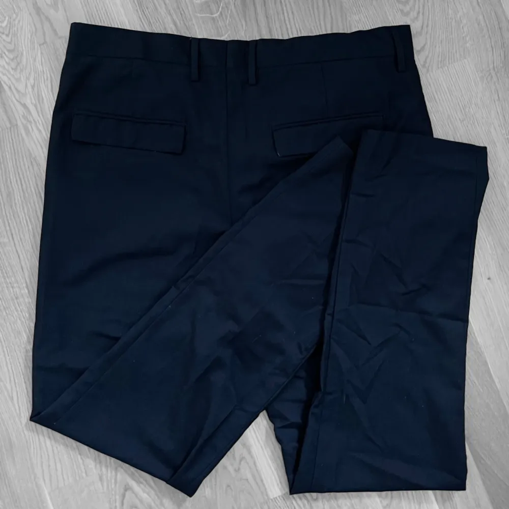 Fina byxor från H&M i storlek M! Köparen står för frakten men kan även mötas upp i Uppsala, Knivsta eller Sigtuna! Tveka inte att fråga mig om något💙. Farkut & Housut.