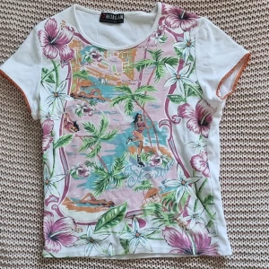 baby tee - T-shirt med jättefina detaljer i storlek xs💫💫