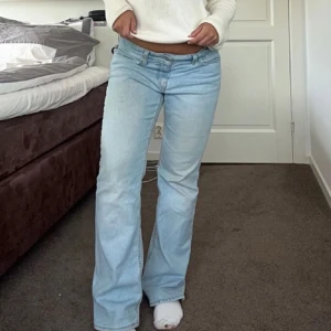 Levi’s byxor super low boot  - Det är en jätte fin Levis jeans som är lågmidjade och är storlek 30 men skulle kunna säga att den är mer åt M hållet. Dem är i bra skick och i väldigt bra material🤩 varan kommer att tvättas innan postningen🌸