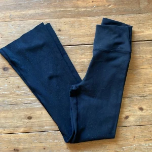 Svarta högmidjade leggings - Säljer ett par svarta yogapants från aim’n. (black sense flare petite tights). strlk M men mer som XS. De är superbekväma och perfekta för både vardag och träning. Materialet är mjukt och stretchigt, vilket gör dem sköna att ha på sig hela dagen. De har en tight passform med vida ben och i stort sett oanvända så i nyskick. Perfekta för höst och vinter! skicka dm vid frågor 🌸