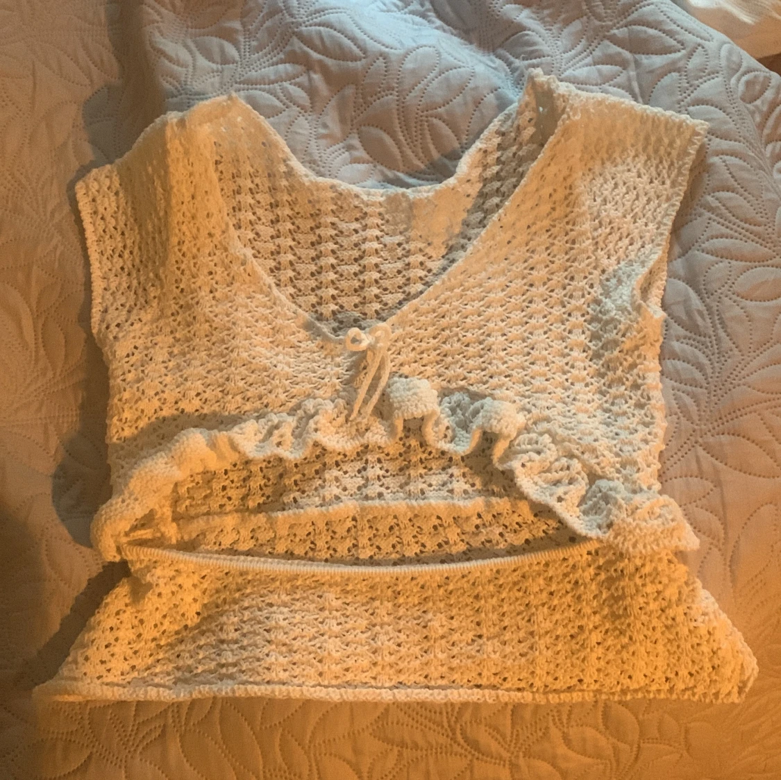 Vit stickad topp med volangdetaljer - 90