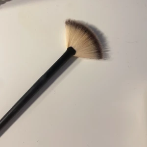 Highlighter borste  - En nästan oanvänd highligther sminkborste som var i ett borst sätt som jag inte har någon nytta för. Hör av er om ni har några frågor ! 