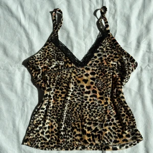 Leopardmönstrad linne från Express - Säljer en snygg leopardmönstrad linne. Vid köp av flera varor får du rabatt 💛