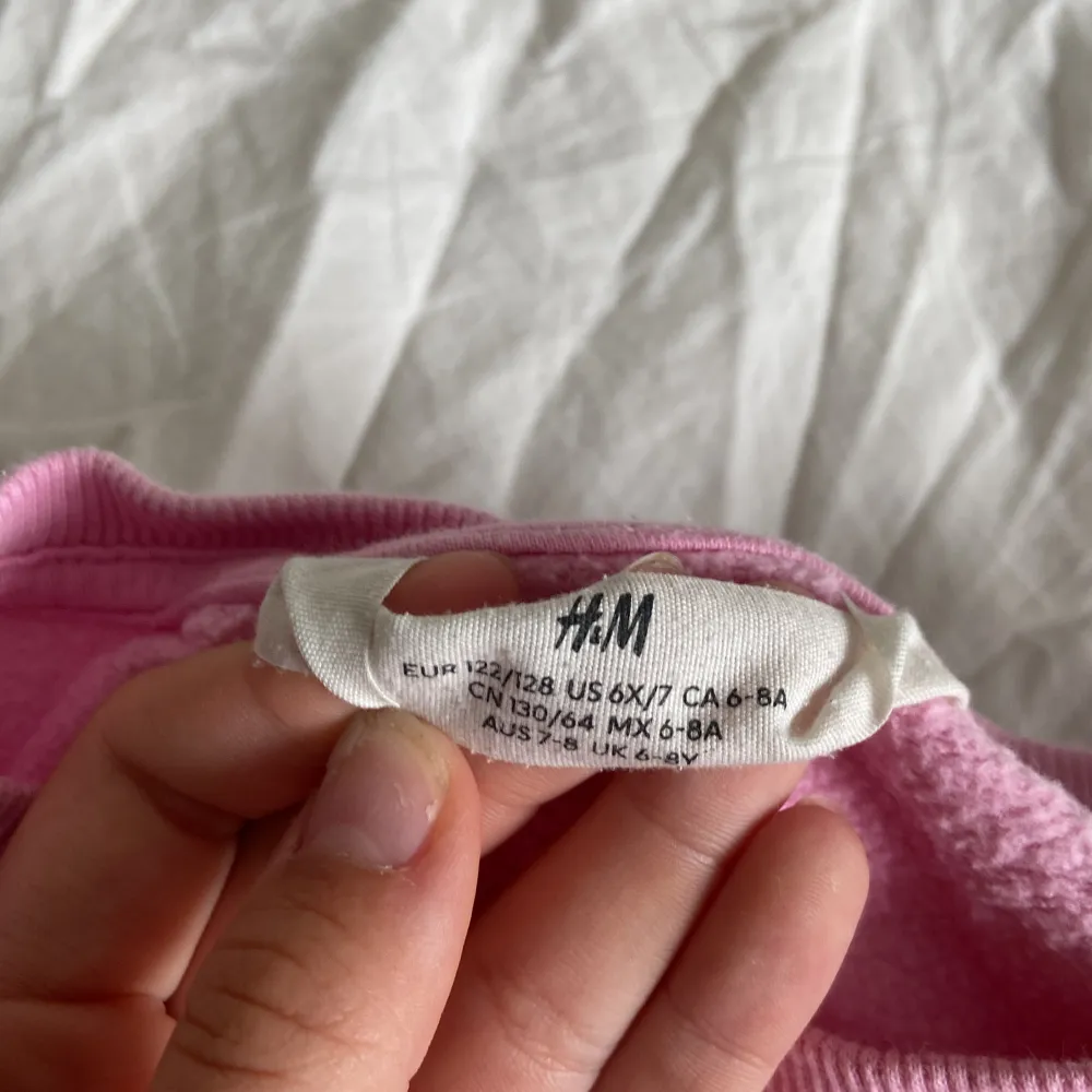 Säljer en söt rosa tröja från H&M. Den är i storlek 122/128och är perfekt för både vardag och mysiga hemmakvällar. Tröjan är långärmad och har en normal passform. Materialet känns mjukt och bekvämt. Perfekt för vår och sommar!. Neuletakit & Villapaidat.