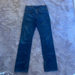 Lågmidjade jenas  - Fina lågmidjade jeans! Tyvärr har jag inga bilder på hur de sitter på eftersom att jag inte kan ha dom, men de är bootcut!!  Innerbenet är 80cm och midjan rakt över är ca 37cm. 💞💞