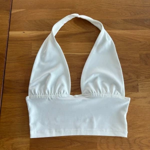 Halterneck Topp  - Halterneck topp från H&M Divided, använd 1 gång i super bra skick. Storlek XS