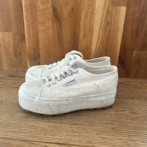 Superga - Stl 37  Knappt använda  Ny pris 1000kr