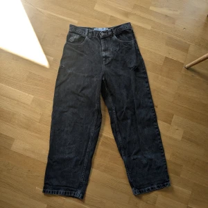 Svarta jeans med slitningar - Säljer ett par svarta Big Boy jeans med slitningar på framsidan. De är i en baggy stil och har en normal passning. Innermått på benet är 73 cm. Perfekta skate jeans!