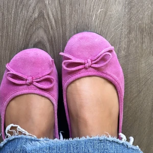 Ballerinaskor - Jättesöta ballerina skor som är rosa med rosett, passar 36/37 då de är lite större i strl men original är 36. Säljer pga av lite stora för mig