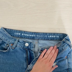 Lågmidjade jeans - Lågmidjade jeans från bakbok som är rak i modellen. Storlek 25 (ungefär en s) och 32 i längden. Nypris 700 kr