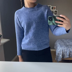 Stickad tröja från Vero Moda - Säljer en superfin blå stickad tröja från Vero Moda. Den är i storlek S och är perfekt för höst och vinter💙Använd ett fåtal gånger.