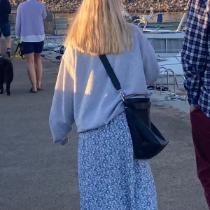 Blommig klänning från dobber🌷 - Blommig klänning från dobber i väldigt fint skick, nypris ca 800 kr. Otroligt skönt material och fin att ha som den är eller likt bilderna. Såå söt, fynd nu i slutat av sommaren till kommande varma kvällar💓😇