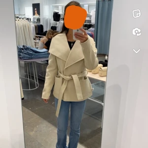 Kappa - Säljer min jätte fina kapp från vero Moda. Den är använd några gånger men känns oanvänd. Köpte den för 599 Den är väldigt tjock i materialet och funkar bra på hösten/vintern med en stickad tröja under så man inte fryser.  Skriv för mer bilder!!!!!