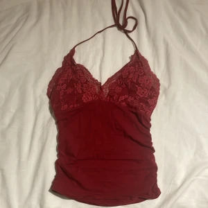 röd Halterneck topp - Storlek S/36!  Röd topp med spets. Bra skick, har inte använt den ofta, därför säljs den! Ställ gärna frågor!🩷
