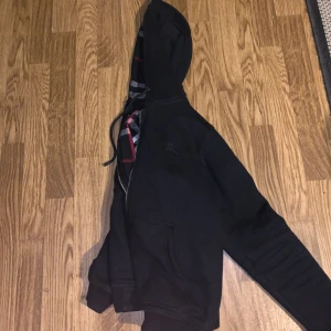 Säljer burberry kofta  - Hej, säljer Burberry kofta som har blivit för liten på mig den är i ett bra skick dessutom, tvättar den och gör den ren. Den är i storlek s. Pris kan diskuteras. Tveka it på att höra av er😀