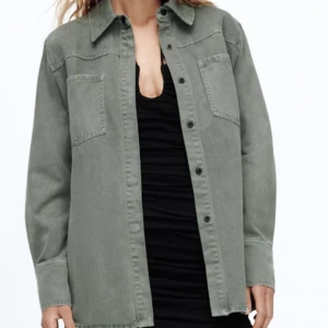 skjortjacka - grön skjortjacka i denim från zara. storlek M men passar också oversized S. skärp medföljer men jag brukar inte använda. 💚💚pris kan diskuteras 