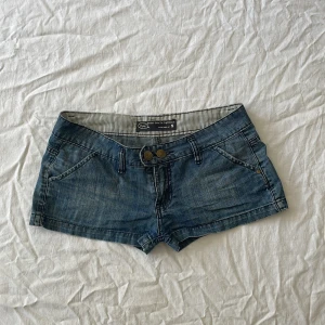 Lågmidjade jeansshorts - Bra skick! Mått: midjemått rakt över 41 grenhöjd 19 längd 22,5 lår 28,5cm💗 storlek står som s men passar mig som brukar ha m