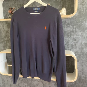 Ralph Lauren tröja - Tja! Säljer en mörkblå Ralph Lauren tröja.  Tveka inte på att höra av dig kring frågor om plagget.
