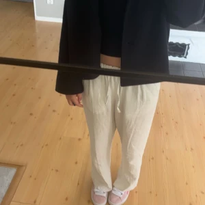 Ljusrosa Puma Suede sneakers! - Säljer ett par fina Puma Suede sneakers som också ingår med rosa skosnören. Super sköna skor, har använda tre gånger och är lite smutsiga. Köpte dom för 800kr men säljer nu för 400kr. Priset kan såklart diskuteras och köparen står för frakten💗