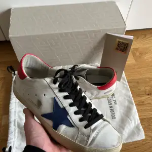 Riktigt feta Golden Goose! Perfekta på sommaren💯Tar byten! Sjukt stilrena, och i mycket bra skick. Köpta på Vestiaire Collective. Storlek 41, sällsynt colorway! Allt på bild 1 tillkommer, box, dustbag och box. Helt äkta,hör av er vid frågor👊mvh Oscar