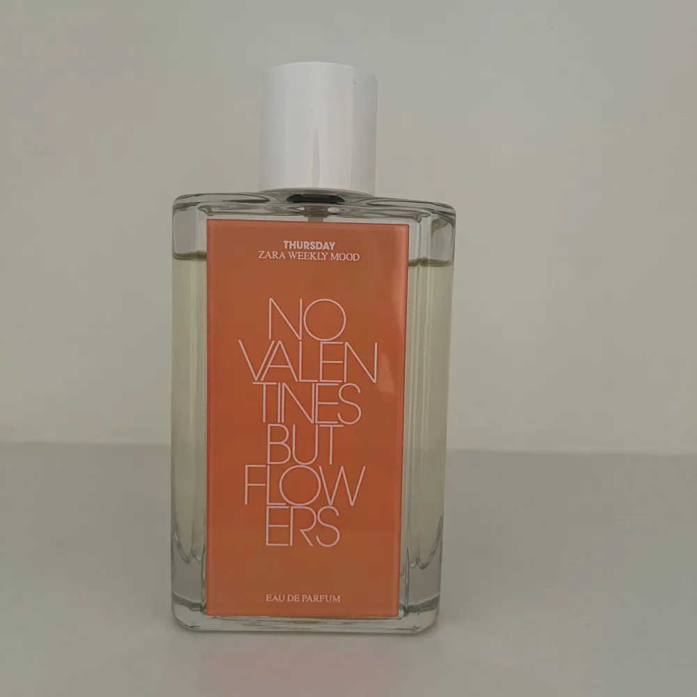 Säljer en  parfym från Zara med namnet 'No Valentines But Flowers'. Doften är en Eau De Parfum, perfekt för dagligt bruk eller speciella tillfällen. Köp direkt eller ge prisförslag 💛. Parfym.