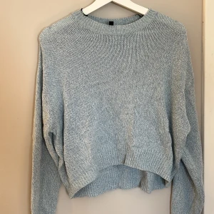 Blå stickad tröja  - Säljer en fin ljusblå stickad tröja från HM då den inte passar längre, den är i bra skick💞
