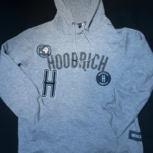 Hoodrich Hoodie Grå - TAR EJ BYTEN! Hoodrich Hoodie Grå  Skick: 9/10 | Storlek: M/S | Nypris: 1000+ | Pris: 400|  Pris kan diskuteras vid snabb affär.