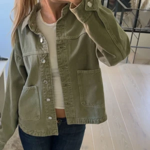 Grön jeans jacka  - Grön jeans jacka från zara. Använd fåtal gånger. Storlek Xs🫶🏼