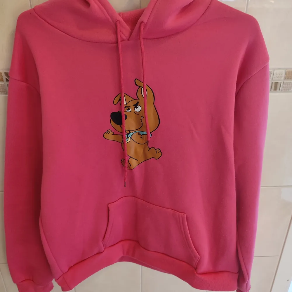 Rosa hoodie med Scooby doo print på, ficka i fram och luva. . Hoodies.